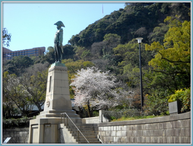 銅像と桜