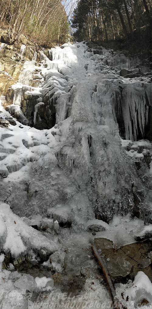 西向きで陽が当たる岩場の氷瀑ツツジオ谷二ノ滝