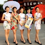 中国・成都のスチュワーデスがチャイナドレスで観光アピール