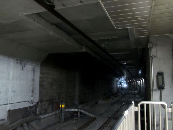 千川駅のホーム端からB線和光市方面を見る。A線側と同様、トンネル天井が切り抜かれている。