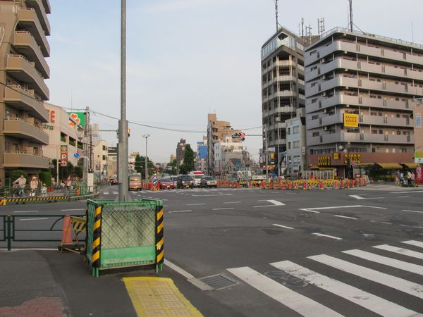 千川駅の地上。A線側の作業帯（左）は廃止になり、B線側に作業帯（右）が設けられた。
