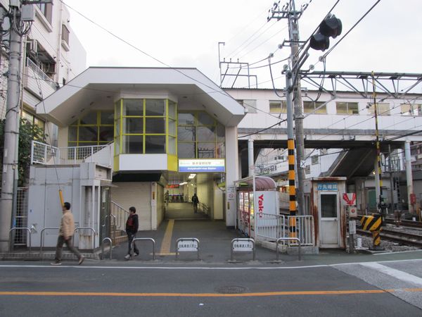 新井薬師前駅の駅舎とホーム