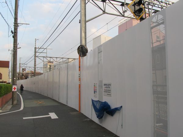 野方駅手前は掘削準備のため背の高い柵で覆われている。