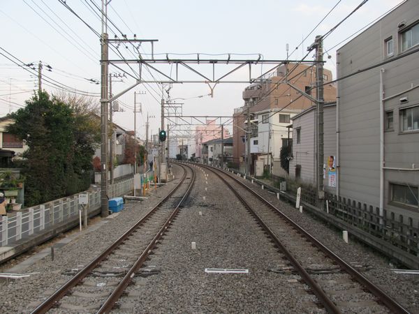 野方駅のホーム端から西武新宿方面を見る。ここに地下線の出口が設けられる。